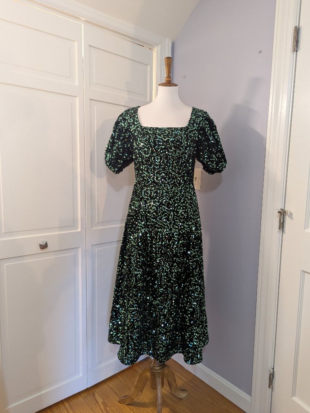 Ivy City Co. Vivian Dress Black Velvet Emerald Sequin Puff Sleeve